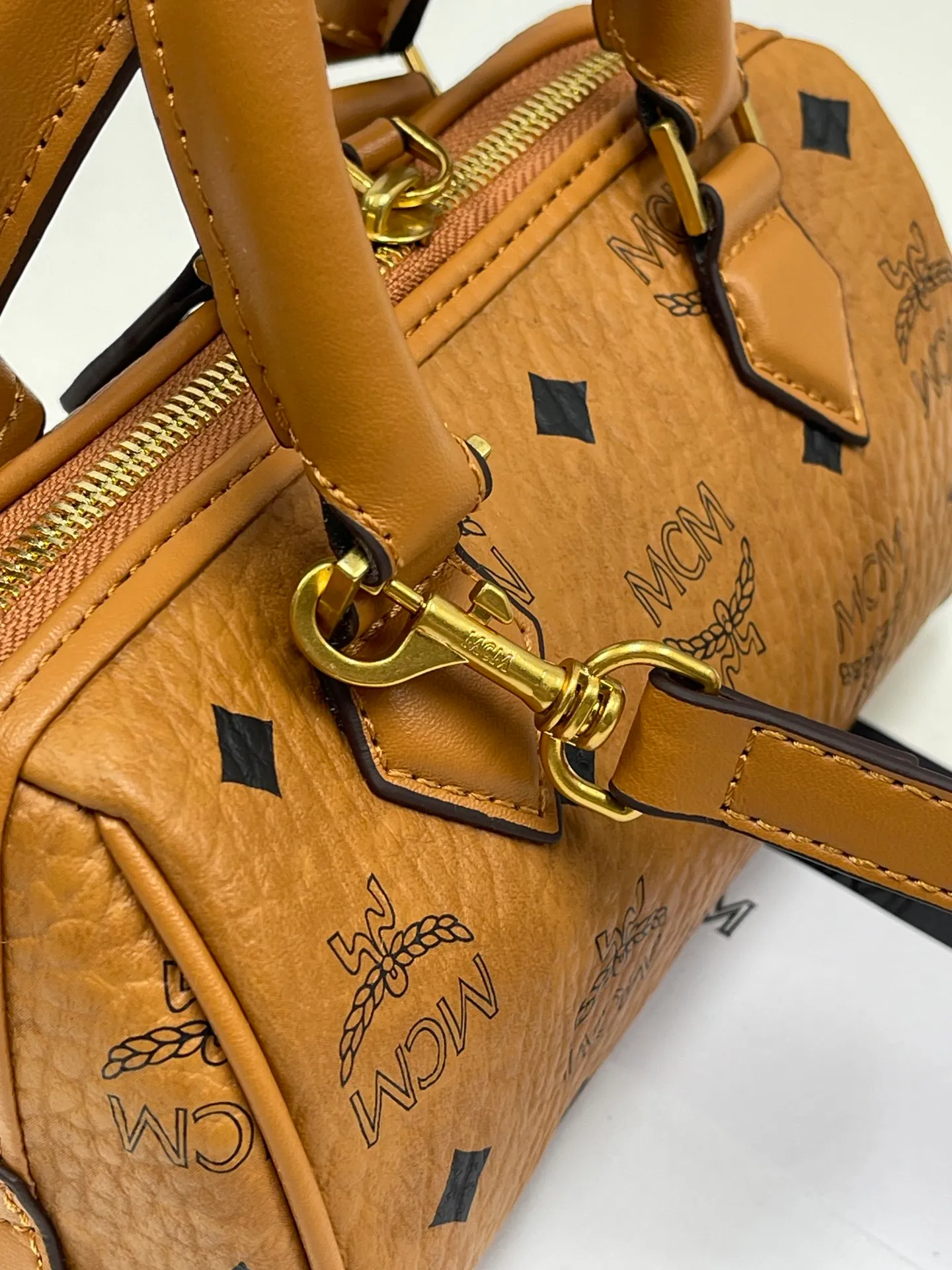 Batch 400💰MCM's new upgrade✈️New Boston mini pillow bag💐with gift box🎁Packaging [Exclusive real shot] Model: 701 Mini Boston With leather tag and engraved logo metal padlock, this Boston handbag is made of classic Visetos materials, which pays tribute to MCM's roots in travel. Its shape is reminiscent of a weekender bag, with clean lines and an extended zipper for easy opening. The workmanship is fine and meticulous. Size: 18*9.5cm