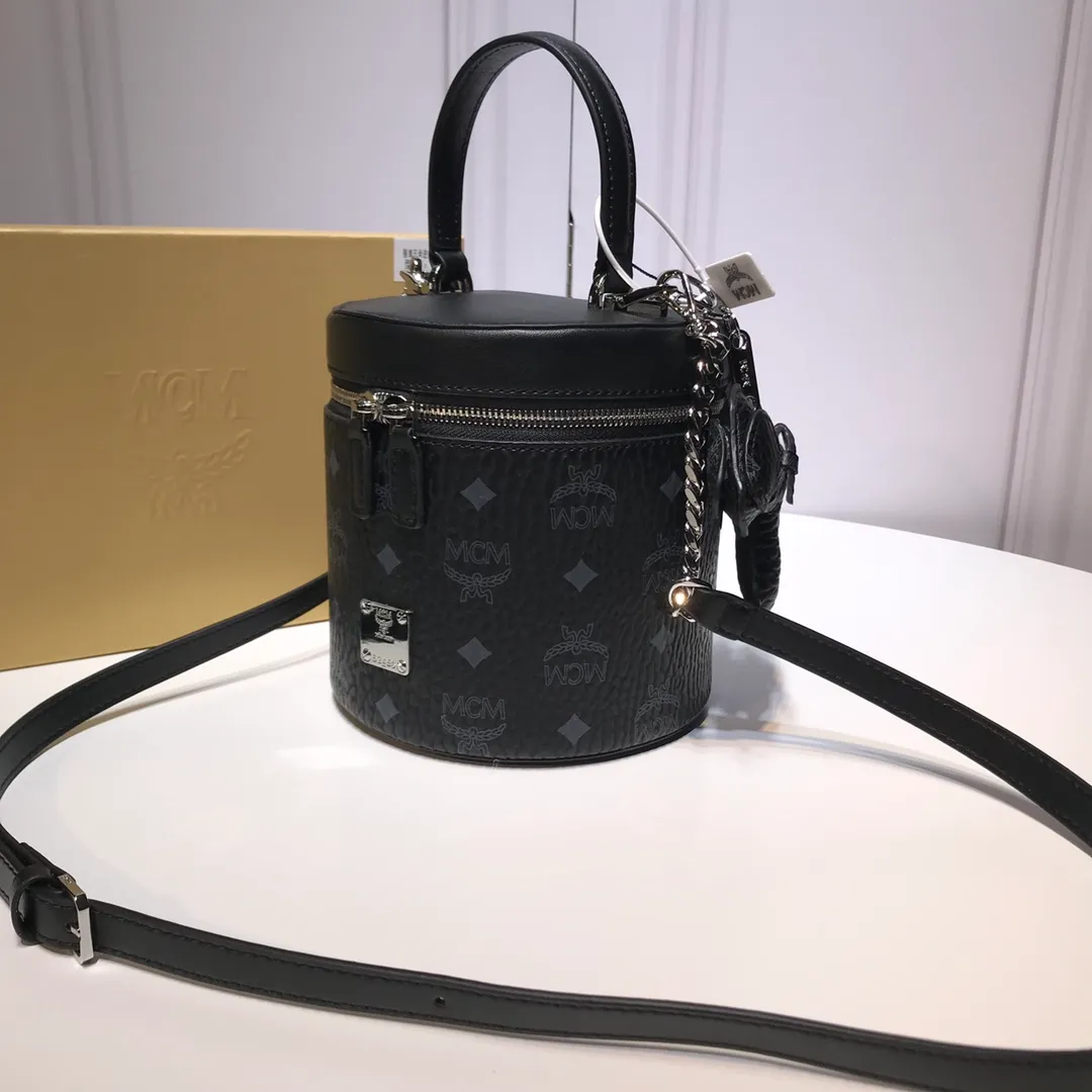 Batch 400💰Ｍ家🔥New model shipped from the counter MCM Visetos cylindrical crossbody bag The geometric shape of this small crossbody bag is more refined against the two brand symbols of Visetos’ classic pattern🌹 printing and gold-plated logo. The bag is made of 🇫🇷French Nappa🐂 leather and features a two-way zipper closure and a fabric-lined interior with plenty of space to store your valuables. This cylindrical crossbody bag can be carried via the top leather handles, or use the included crossbody strap for added portability. Model 6728 size 16x16x14🌸🌸
