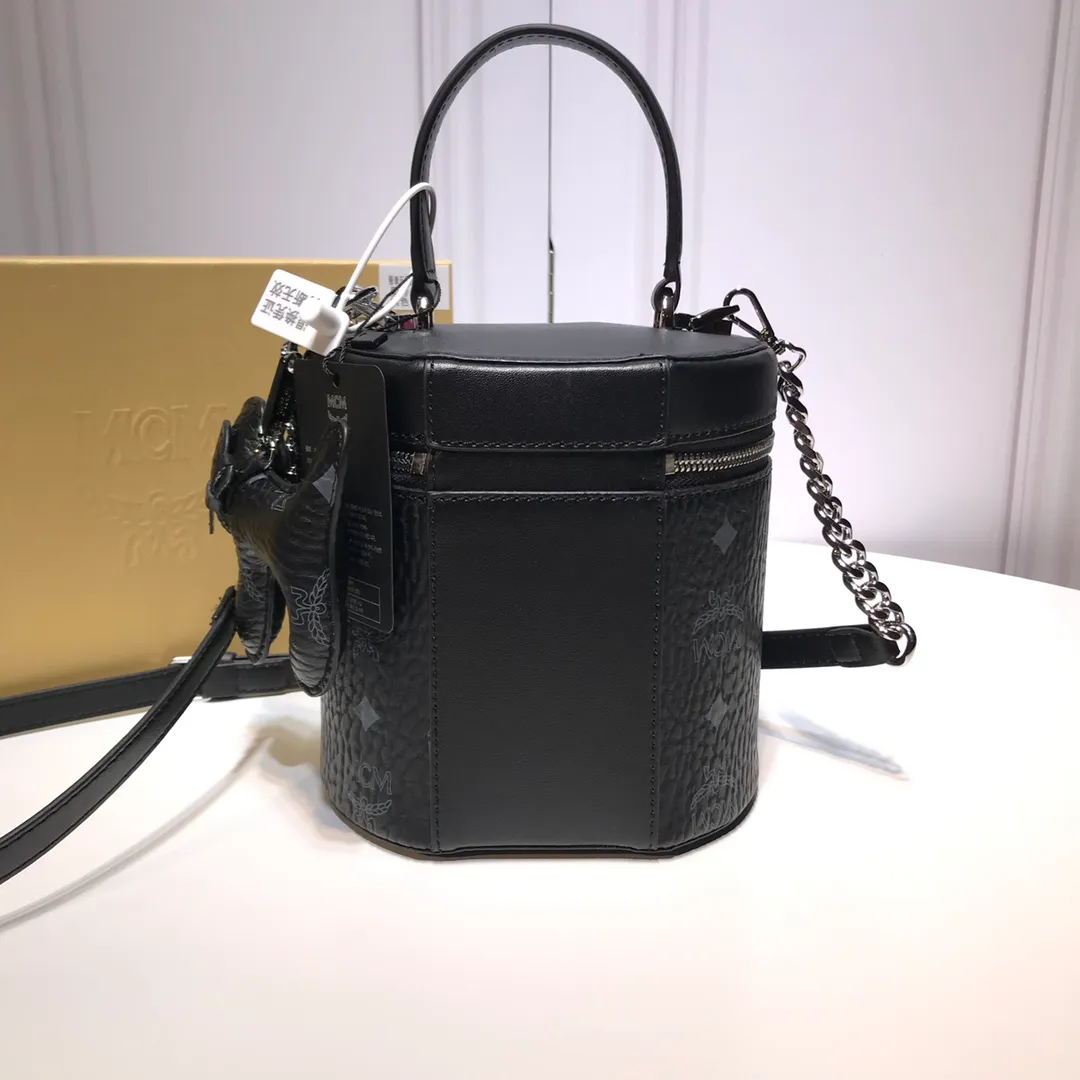 Batch 400💰Ｍ家🔥New model shipped from the counter MCM Visetos cylindrical crossbody bag The geometric shape of this small crossbody bag is more refined against the two brand symbols of Visetos’ classic pattern🌹 printing and gold-plated logo. The bag is made of 🇫🇷French Nappa🐂 leather and features a two-way zipper closure and a fabric-lined interior with plenty of space to store your valuables. This cylindrical crossbody bag can be carried via the top leather handles, or use the included crossbody strap for added portability. Model 6728 size 16x16x14🌸🌸