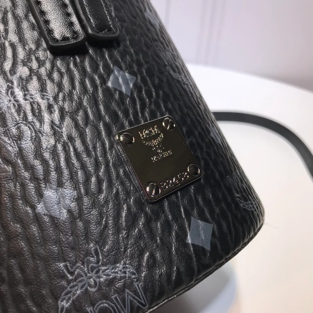 Batch 400💰Ｍ家🔥New model shipped from the counter MCM Visetos cylindrical crossbody bag The geometric shape of this small crossbody bag is more refined against the two brand symbols of Visetos’ classic pattern🌹 printing and gold-plated logo. The bag is made of 🇫🇷French Nappa🐂 leather and features a two-way zipper closure and a fabric-lined interior with plenty of space to store your valuables. This cylindrical crossbody bag can be carried via the top leather handles, or use the included crossbody strap for added portability. Model 6728 size 16x16x14🌸🌸