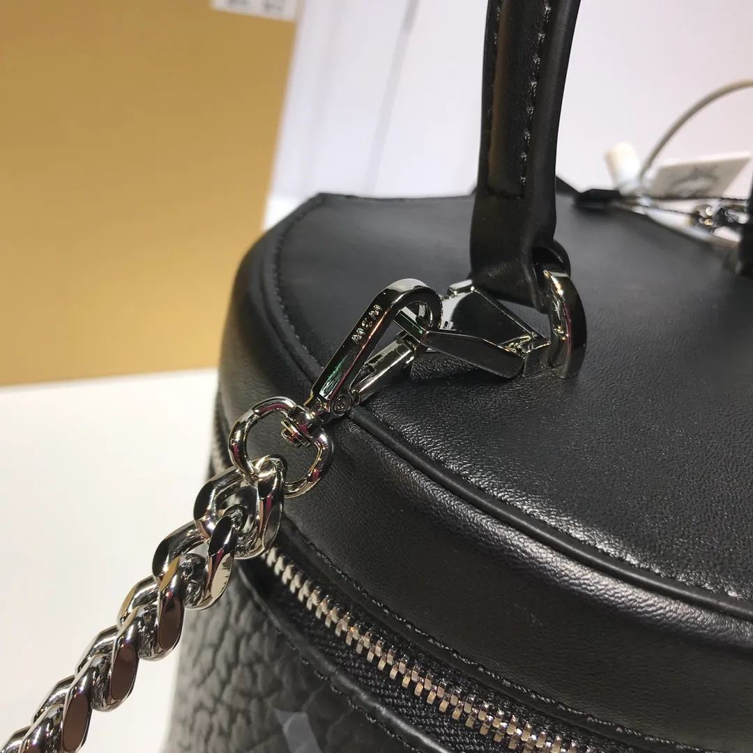 Batch 400💰Ｍ家🔥New model shipped from the counter MCM Visetos cylindrical crossbody bag The geometric shape of this small crossbody bag is more refined against the two brand symbols of Visetos’ classic pattern🌹 printing and gold-plated logo. The bag is made of 🇫🇷French Nappa🐂 leather and features a two-way zipper closure and a fabric-lined interior with plenty of space to store your valuables. This cylindrical crossbody bag can be carried via the top leather handles, or use the included crossbody strap for added portability. Model 6728 size 16x16x14🌸🌸