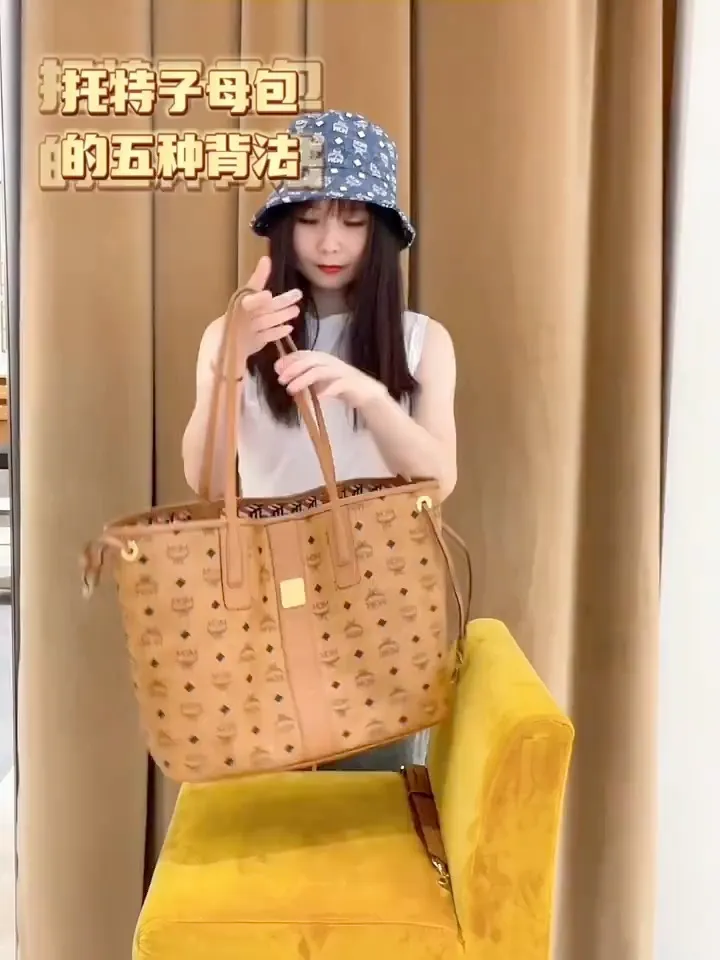 There are many ways to carry the MCM medium-sized double-child bag. Get it now. The double-child bag is a must-have for many sisters. How to match the double-child bag on a daily basis~ See how our double-child bag can turn into a bucket bag in seconds~ You can also carry it in a variety of ways to meet your daily needs~