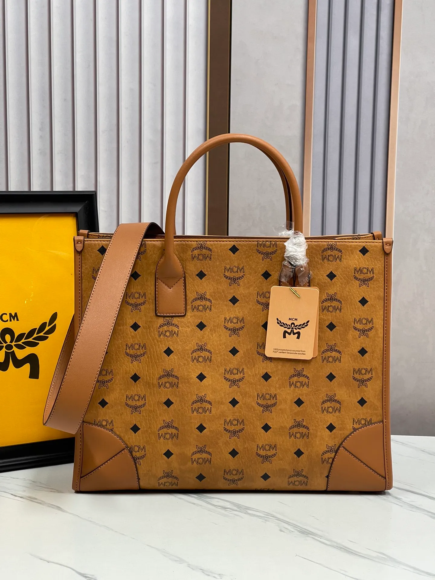 P450¥MCM💐Tote bag new style [exclusive real shot] upgraded version·high quality🥰🎁 model. 051 Large Tote Bag, the handbag design adheres to the concept of form following function, creating this bag with a regular silhouette and an expandable interior design with spacious compartments. The removable clutch becomes a hidden surprise and can be used alone as a companion bag for short trips. Dimensions: 37.5X27.0x14.5cm,
