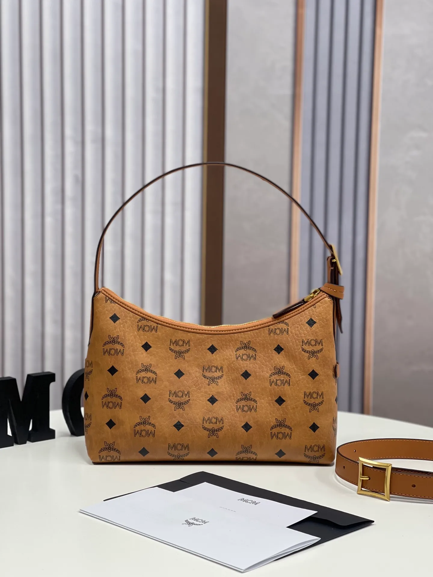 Batch 430💰MCM newly upgraded ✈️With counter environmentally friendly ♻️gift box [early spring new product] MCM AREN small Hobo croissant model: croissant small armpit bag single shoulder crossbody bag (comes with extension strap) detachable leather tag decorated with carved Logo padlock. Zipper closure, 🎁 size 26X9X19