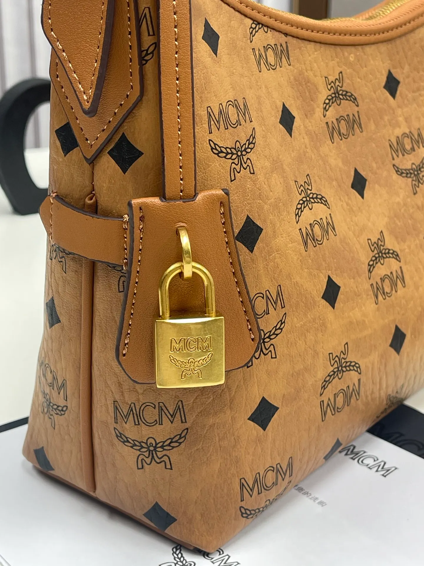 Batch 430💰MCM newly upgraded ✈️With counter environmentally friendly ♻️gift box [early spring new product] MCM AREN small Hobo croissant model: croissant small armpit bag single shoulder crossbody bag (comes with extension strap) detachable leather tag decorated with carved Logo padlock. Zipper closure, 🎁 size 26X9X19