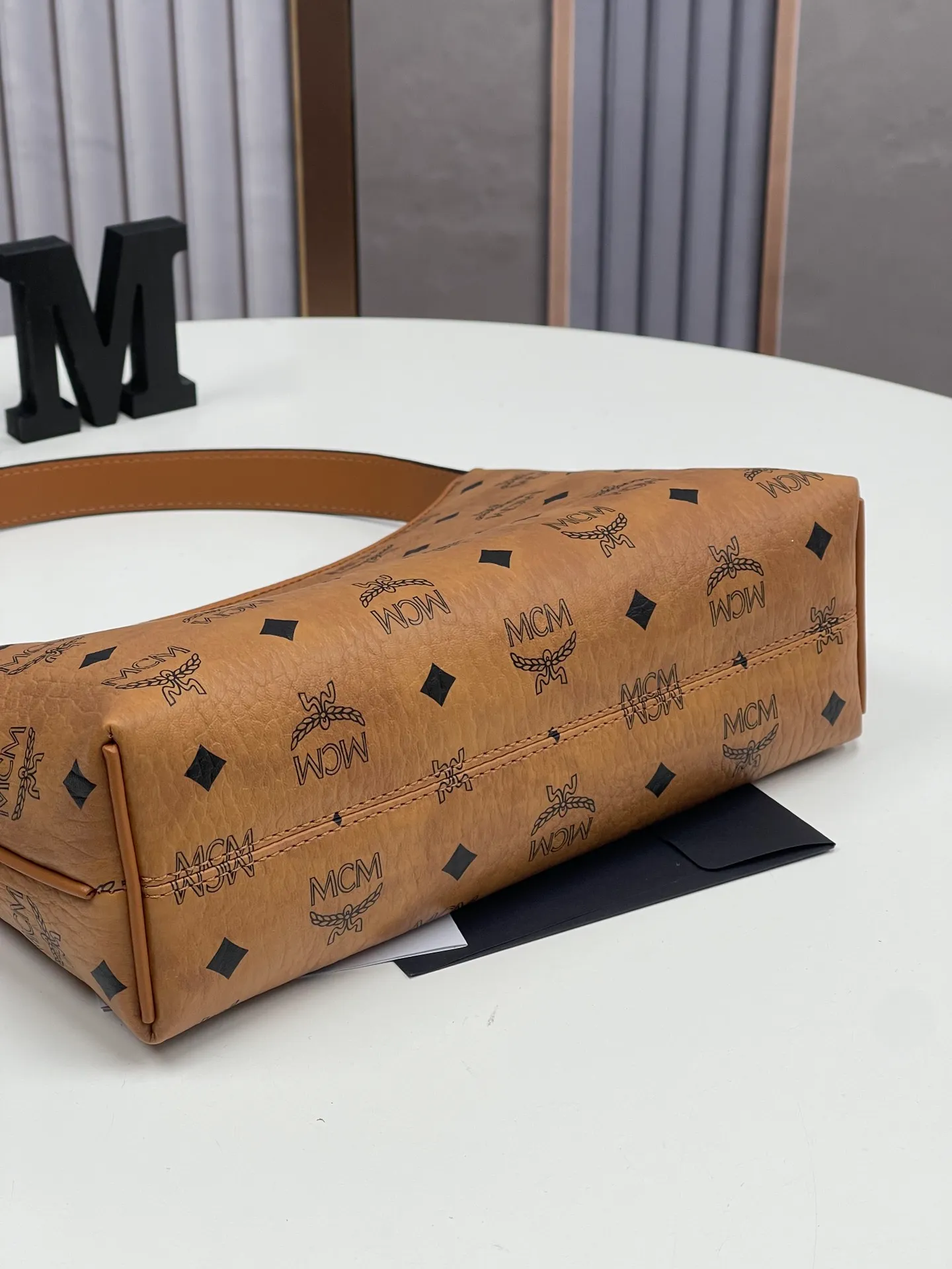 Batch 430💰MCM newly upgraded ✈️With counter environmentally friendly ♻️gift box [early spring new product] MCM AREN small Hobo croissant model: croissant small armpit bag single shoulder crossbody bag (comes with extension strap) detachable leather tag decorated with carved Logo padlock. Zipper closure, 🎁 size 26X9X19