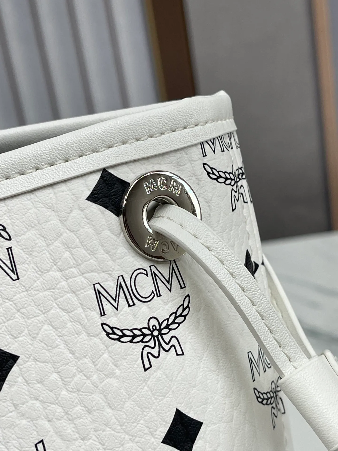 P420💐MCM newly upgraded✈️ Comes with gift box packaging [Exclusive real shot] Model 011 small size🔥Two classic looks are integrated into one daily item. This medium-sized Liz shopping bag is made of Visetos and Nappa calf leather and is reversible. The inside can be flipped out to reveal Cubic's classic pattern. Plus, the lightweight exterior expands and contracts with the leather drawstring. The included detachable zippered clutch adds to the functionality of this shopping bag and can also be removed and used as a separate wallet for short trips. Size: small size about 25X29X14CM