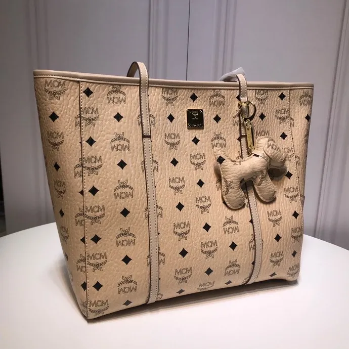 Batch 380💰MCM⚜️🆕Toni Visetos Shopping Bag This Toni Shopping Bag🛍️ is made of classic Visetos material and trimmed with soft Nappa leather. Its trapezoidal shape combines aesthetic features with strong practicality. The interior's luxurious cotton canvas compartments are printed with a chain link pattern inspired by ⚜️MCM⚜️ traditional street fashion, and a top zipper closure keeps belongings safe. Model 6718 🌼Size: 32x 32x 16🎫🌸
