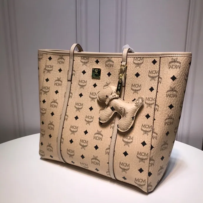 Batch 380💰MCM⚜️🆕Toni Visetos Shopping Bag This Toni Shopping Bag🛍️ is made of classic Visetos material and trimmed with soft Nappa leather. Its trapezoidal shape combines aesthetic features with strong practicality. The interior's luxurious cotton canvas compartments are printed with a chain link pattern inspired by ⚜️MCM⚜️ traditional street fashion, and a top zipper closure keeps belongings safe. Model 6718 🌼Size: 32x 32x 16🎫🌸