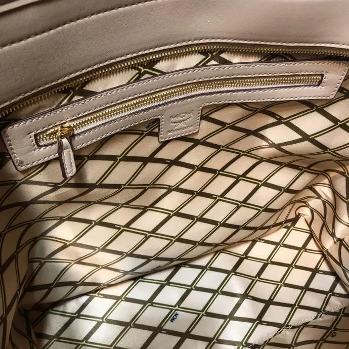 Batch 380💰MCM⚜️🆕Toni Visetos Shopping Bag This Toni Shopping Bag🛍️ is made of classic Visetos material and trimmed with soft Nappa leather. Its trapezoidal shape combines aesthetic features with strong practicality. The interior's luxurious cotton canvas compartments are printed with a chain link pattern inspired by ⚜️MCM⚜️ traditional street fashion, and a top zipper closure keeps belongings safe. Model 6718 🌼Size: 32x 32x 16🎫🌸