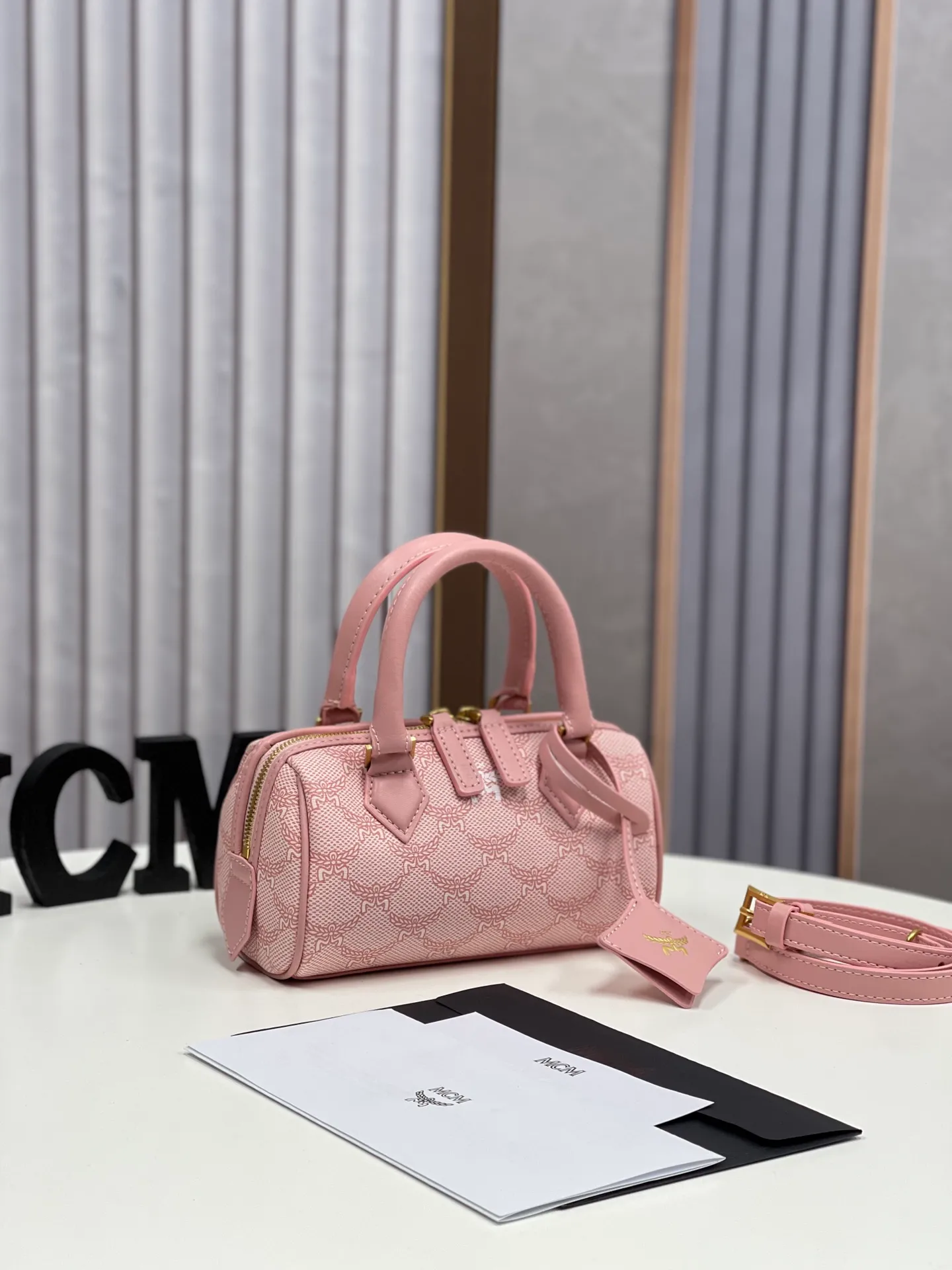 Batch 400💰MCM's new upgrade✈️New Boston mini pillow bag💐with gift box🎁Packaging [Exclusive real shot] Model: 701 Mini Boston With leather tag and engraved logo metal padlock, this Boston handbag is made of classic Visetos materials, which pays tribute to MCM's roots in travel. Its shape is reminiscent of a weekender bag, with clean lines and an extended zipper for easy opening. The workmanship is fine and meticulous. Size: 18*9.5cm
