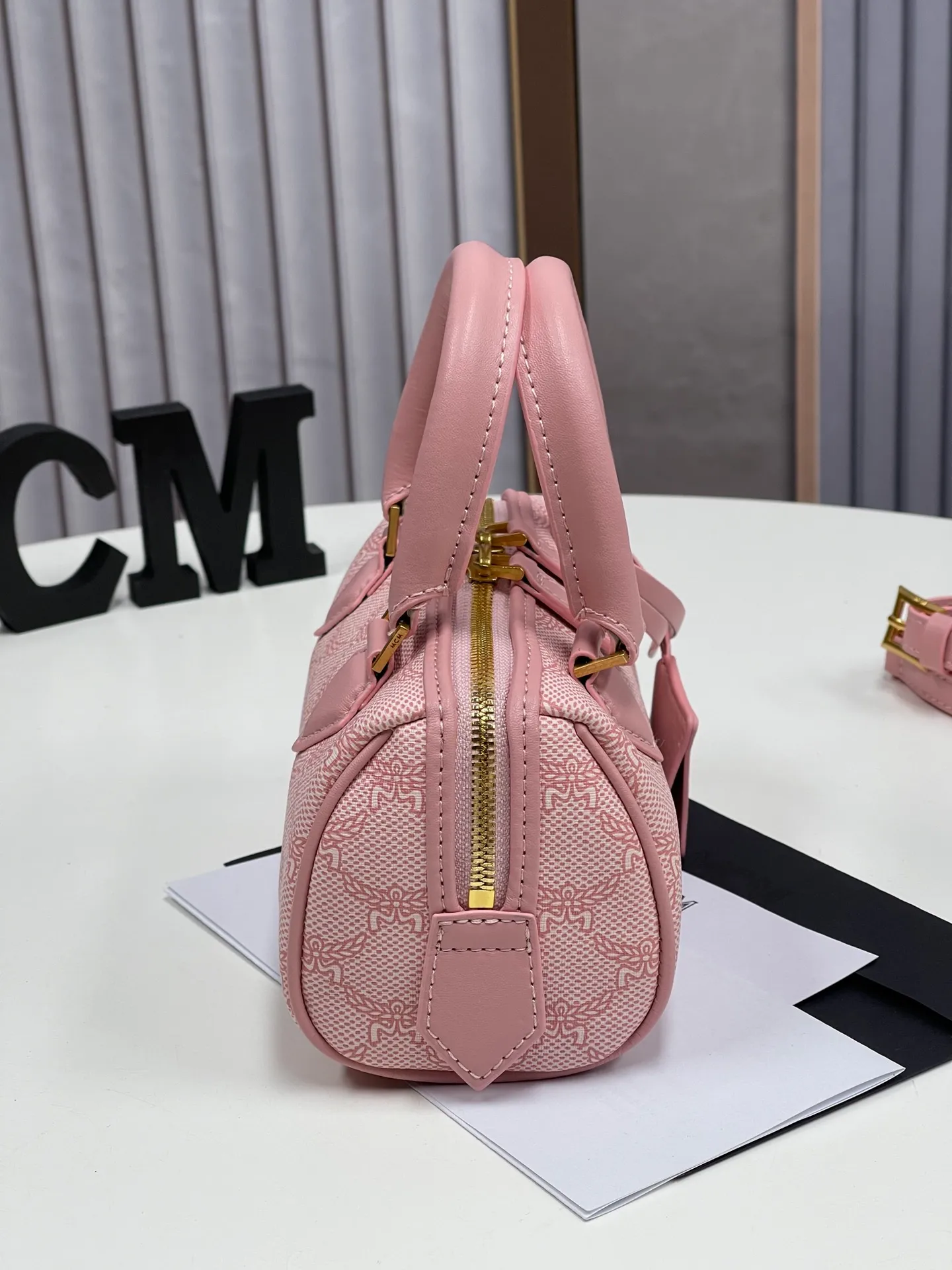 Batch 400💰MCM's new upgrade✈️New Boston mini pillow bag💐with gift box🎁Packaging [Exclusive real shot] Model: 701 Mini Boston With leather tag and engraved logo metal padlock, this Boston handbag is made of classic Visetos materials, which pays tribute to MCM's roots in travel. Its shape is reminiscent of a weekender bag, with clean lines and an extended zipper for easy opening. The workmanship is fine and meticulous. Size: 18*9.5cm