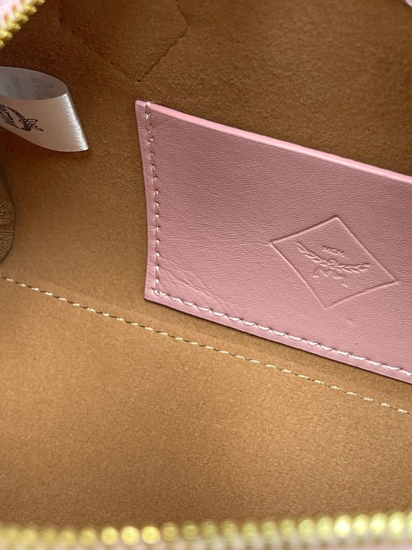 Batch 400💰MCM's new upgrade✈️New Boston mini pillow bag💐with gift box🎁Packaging [Exclusive real shot] Model: 701 Mini Boston With leather tag and engraved logo metal padlock, this Boston handbag is made of classic Visetos materials, which pays tribute to MCM's roots in travel. Its shape is reminiscent of a weekender bag, with clean lines and an extended zipper for easy opening. The workmanship is fine and meticulous. Size: 18*9.5cm