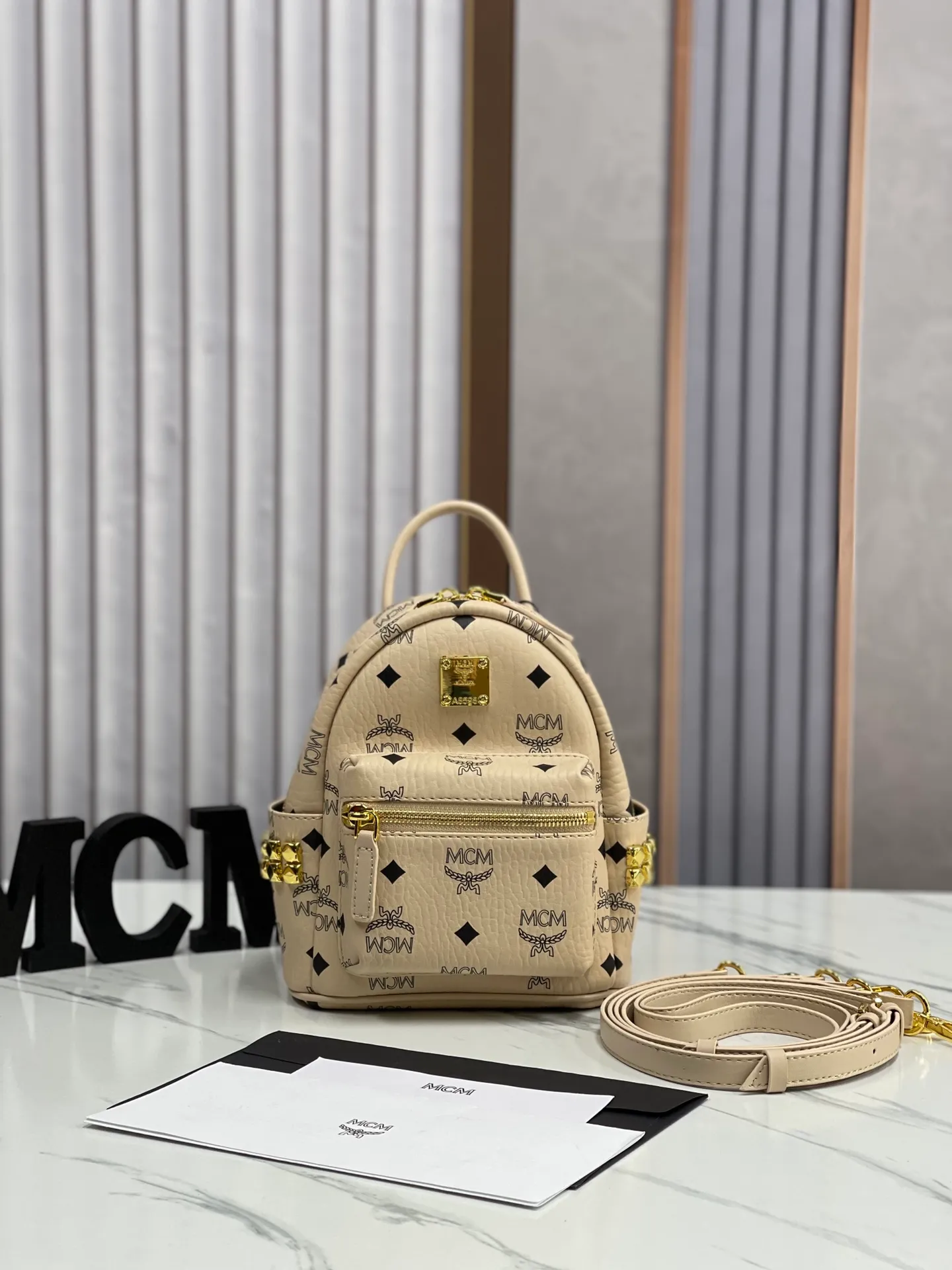 Batch 410💰M Home [Real shot with mobile phone] Super miniMCM Trendy Product Express #18 The new metallic version is equipped with MCM side studs to create an addictive daily trendy product, showing the brand's neo-futuristic aesthetics; the side studs and classic patterns collide to create a classic and playful effect, which is hard to put down. 🌼Super mini size: 17*21*9cm🌷🌷