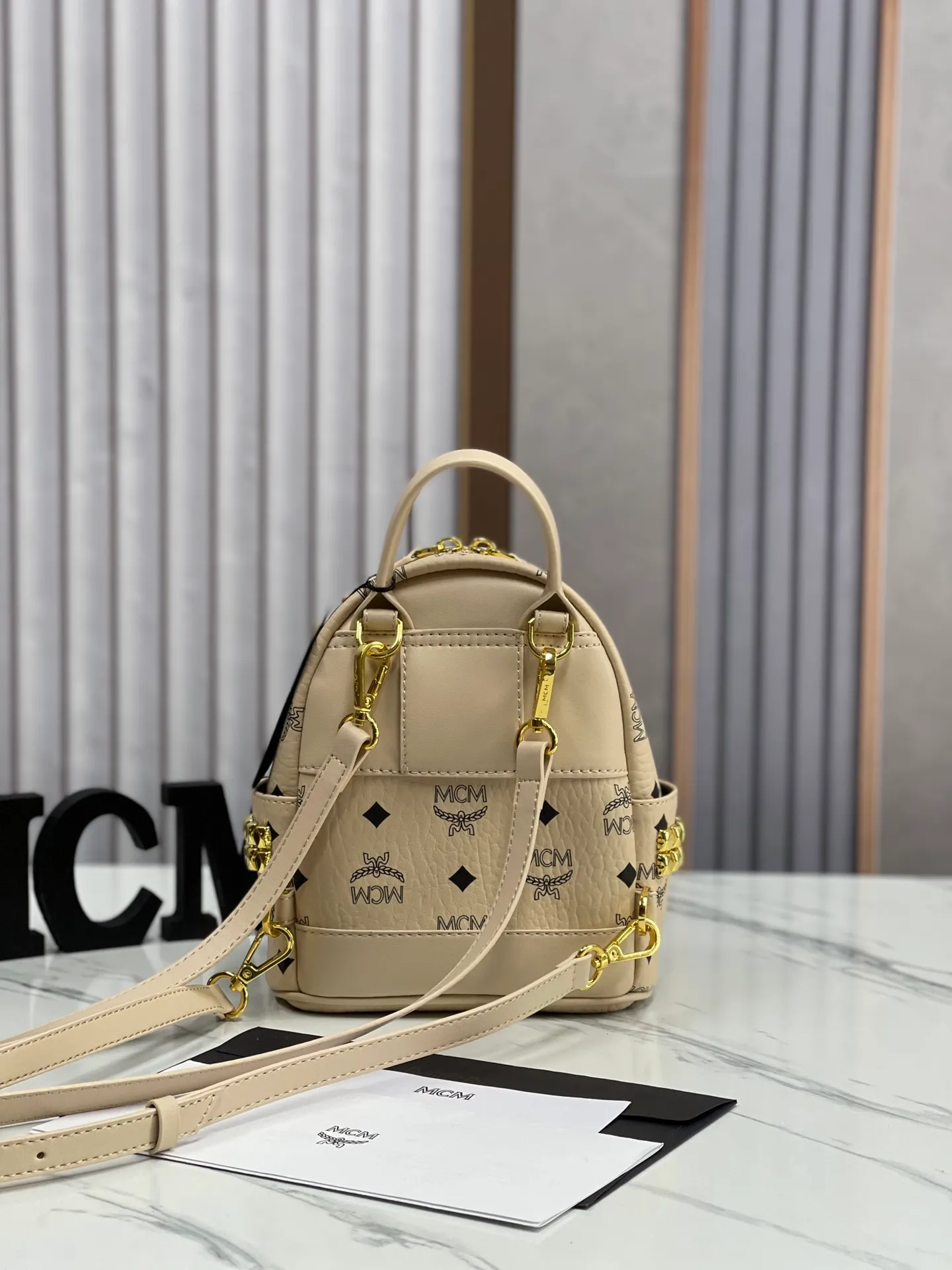 Batch 410💰M Home [Real shot with mobile phone] Super miniMCM Trendy Product Express #18 The new metallic version is equipped with MCM side studs to create an addictive daily trendy product, showing the brand's neo-futuristic aesthetics; the side studs and classic patterns collide to create a classic and playful effect, which is hard to put down. 🌼Super mini size: 17*21*9cm🌷🌷