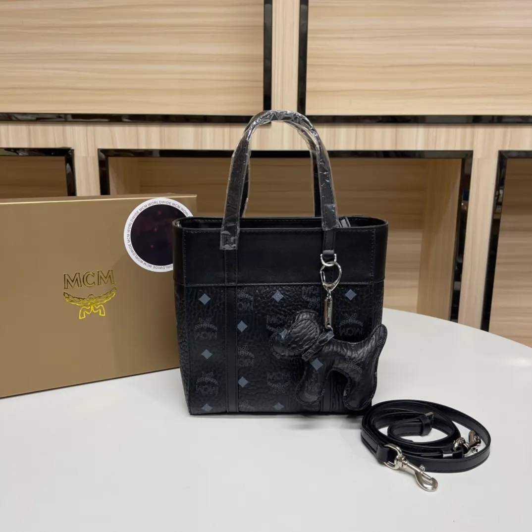 Batch 340💰New counter model [MCM] Toni Visetos shopping bag has a new look, super beautiful👗 This compact shopping bag is multi-functional and will last forever. Don't let the size of this mini tote fool you, it's designed with spacious interior and exterior compartments to store all your small essentials. The cotton canvas lining features a print inspired by street fashion, subtly retaining MCM's adventurous aesthetic. Pair it with the included cross-body strap for hands-free functionality and greater portability. Size: 18.5x19x9.5cm🌸