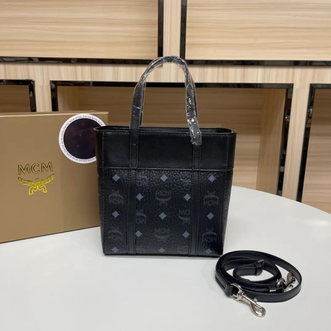 Batch 340💰New counter model [MCM] Toni Visetos shopping bag has a new look, super beautiful👗 This compact shopping bag is multi-functional and will last forever. Don't let the size of this mini tote fool you, it's designed with spacious interior and exterior compartments to store all your small essentials. The cotton canvas lining features a print inspired by street fashion, subtly retaining MCM's adventurous aesthetic. Pair it with the included cross-body strap for hands-free functionality and greater portability. Size: 18.5x19x9.5cm🌸