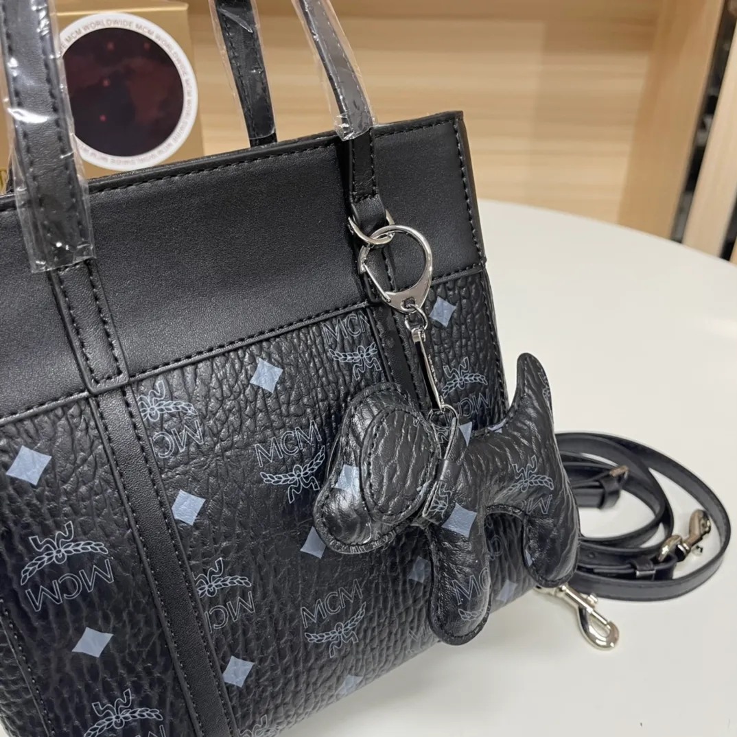 Batch 340💰New counter model [MCM] Toni Visetos shopping bag has a new look, super beautiful👗 This compact shopping bag is multi-functional and will last forever. Don't let the size of this mini tote fool you, it's designed with spacious interior and exterior compartments to store all your small essentials. The cotton canvas lining features a print inspired by street fashion, subtly retaining MCM's adventurous aesthetic. Pair it with the included cross-body strap for hands-free functionality and greater portability. Size: 18.5x19x9.5cm🌸