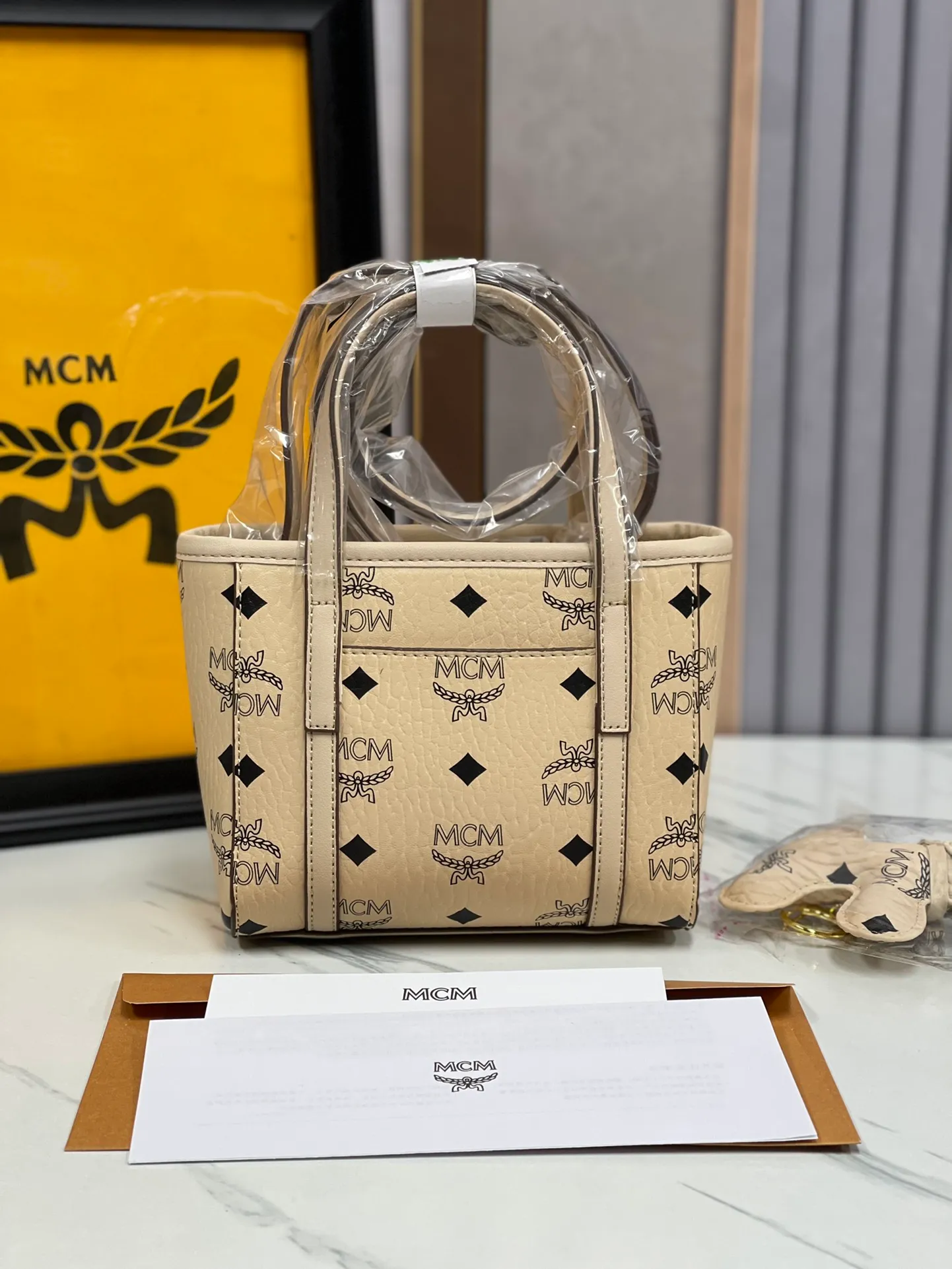 Batch 360💰🎋MCM counter new style·Mini vegetable basket🧺🌸·New upgraded version·High quality✈️ Comes with an environmentally friendly gift box♻️🎁Packaging model: Toni Visetos shopping bag has a new look, super beautiful👗 This compact shopping bag is multi-functional and will last forever. Don't let the size of this mini tote fool you, it's designed with spacious interior and exterior compartments to store all your small essentials. The cotton canvas lining features a print inspired by street fashion, subtly retaining MCM's adventurous aesthetic. Pair it with the included cross-body strap for hands-free functionality and greater portability. 16*14🌸