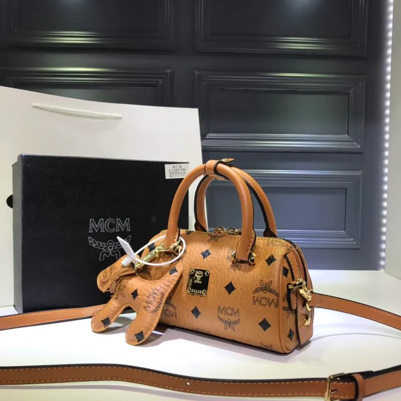 Batch 360💰💫Exclusive MCM classic 💐Mini pillow with dog pendant】With gorgeous lines and easy-to-detach practical long and short chain double shoulder straps, Patricia’s classic reappearance... makes people excited. This cross-body bag is professionally crafted with Visetos printing coating, making it classic and timeless. It uses 3D silk screen printing technology. Quite a head turner. Comes with gift box packaging. Size: 🌺8.5X10.5X18.5🔥🔥🔥