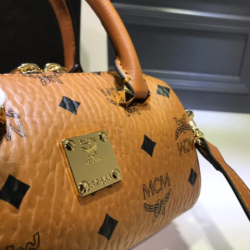 Batch 360💰💫Exclusive MCM classic 💐Mini pillow with dog pendant】With gorgeous lines and easy-to-detach practical long and short chain double shoulder straps, Patricia’s classic reappearance... makes people excited. This cross-body bag is professionally crafted with Visetos printing coating, making it classic and timeless. It uses 3D silk screen printing technology. Quite a head turner. Comes with gift box packaging. Size: 🌺8.5X10.5X18.5🔥🔥🔥