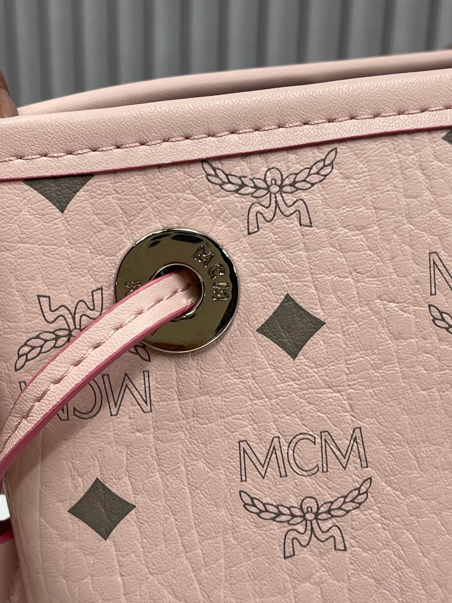 Batch 420💰💐MCM fully upgraded shopping bag master series with counter environmentally friendly ♻️gift box packaging🎁【Exclusive real shot】Model 01. This practical shopping bag in classic Visetos material is trimmed with Nappa leather and can be easily reversible to reveal the optical check print on the back. Plus, its roomy exterior allows for instant adjustments via the leather drawstring. The bag also comes with a detachable clutch that can be used as a separate wallet for short trips, allowing for unparalleled versatility. Medium size: approx. 17.0 x 36.0 x 28.0 cm Medium
