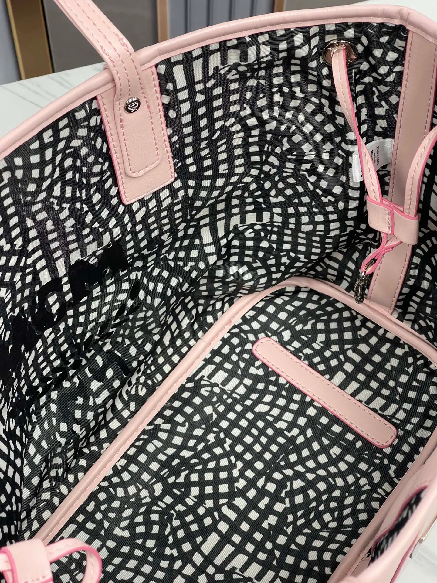 Batch 420💰💐MCM fully upgraded shopping bag master series with counter environmentally friendly ♻️gift box packaging🎁【Exclusive real shot】Model 01. This practical shopping bag in classic Visetos material is trimmed with Nappa leather and can be easily reversible to reveal the optical check print on the back. Plus, its roomy exterior allows for instant adjustments via the leather drawstring. The bag also comes with a detachable clutch that can be used as a separate wallet for short trips, allowing for unparalleled versatility. Medium size: approx. 17.0 x 36.0 x 28.0 cm Medium
