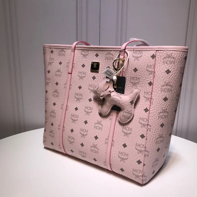 Batch 380💰MCM⚜️🆕Toni Visetos Shopping Bag This Toni Shopping Bag🛍️ is made of classic Visetos material and trimmed with soft Nappa leather. Its trapezoidal shape combines aesthetic features with strong practicality. The interior's luxurious cotton canvas compartments are printed with a chain link pattern inspired by ⚜️MCM⚜️ traditional street fashion, and a top zipper closure keeps belongings safe. Model 6718 🌼Size: 32x 32x 16🎫🌸