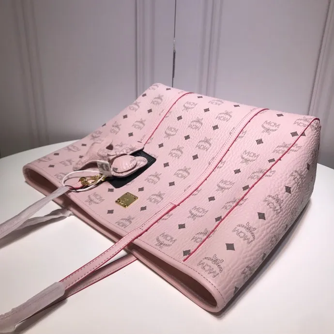 Batch 380💰MCM⚜️🆕Toni Visetos Shopping Bag This Toni Shopping Bag🛍️ is made of classic Visetos material and trimmed with soft Nappa leather. Its trapezoidal shape combines aesthetic features with strong practicality. The interior's luxurious cotton canvas compartments are printed with a chain link pattern inspired by ⚜️MCM⚜️ traditional street fashion, and a top zipper closure keeps belongings safe. Model 6718 🌼Size: 32x 32x 16🎫🌸