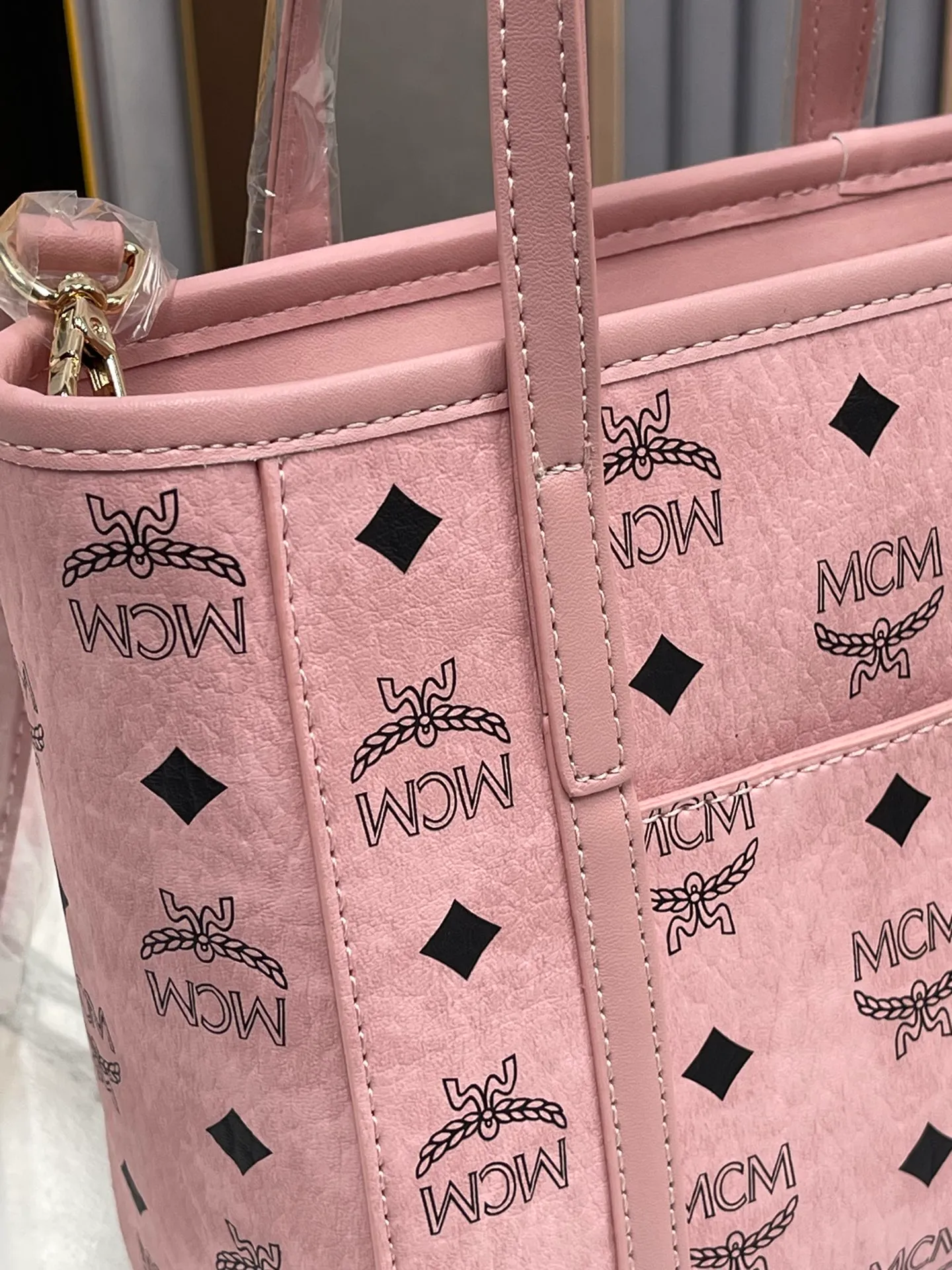Batch 360💰🎋MCM counter new color·Sakura pink🌸·New upgraded version·High quality✈️ Comes with environmentally friendly gift box♻️🎁Packaging model: 190820 Toni Visetos shopping bag has a new look, super beautiful👗 This compact shopping bag is multi-functional and will last forever. Don't let the size of this mini tote fool you, it's designed with spacious interior and exterior compartments to store all your small essentials. The cotton canvas lining features a print inspired by street fashion, subtly retaining MCM's adventurous aesthetic. Pair it with the included cross-body strap for hands-free functionality and greater portability. 18.5x19x9.5cm🌸