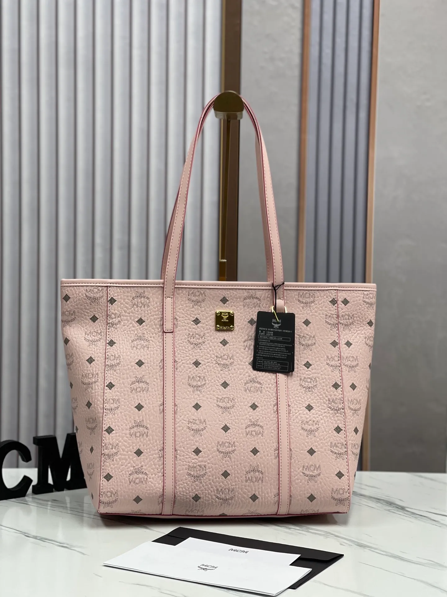 Batch 400💐MCM large shopping bag [New model launched] No gift box🎁Packaging Model 09. 🦁️Toni shopping bag is made of classic Visetos material and decorated with soft Nappa leather trim. The trapezoidal shape combines aesthetic features with strong practicality. Inside, the luxurious cotton canvas compartment is printed with a chain-link pattern inspired by traditional street fashion, and a top zip closure keeps belongings safe. Dimensions: 32 x 32 x 16.0 cm,