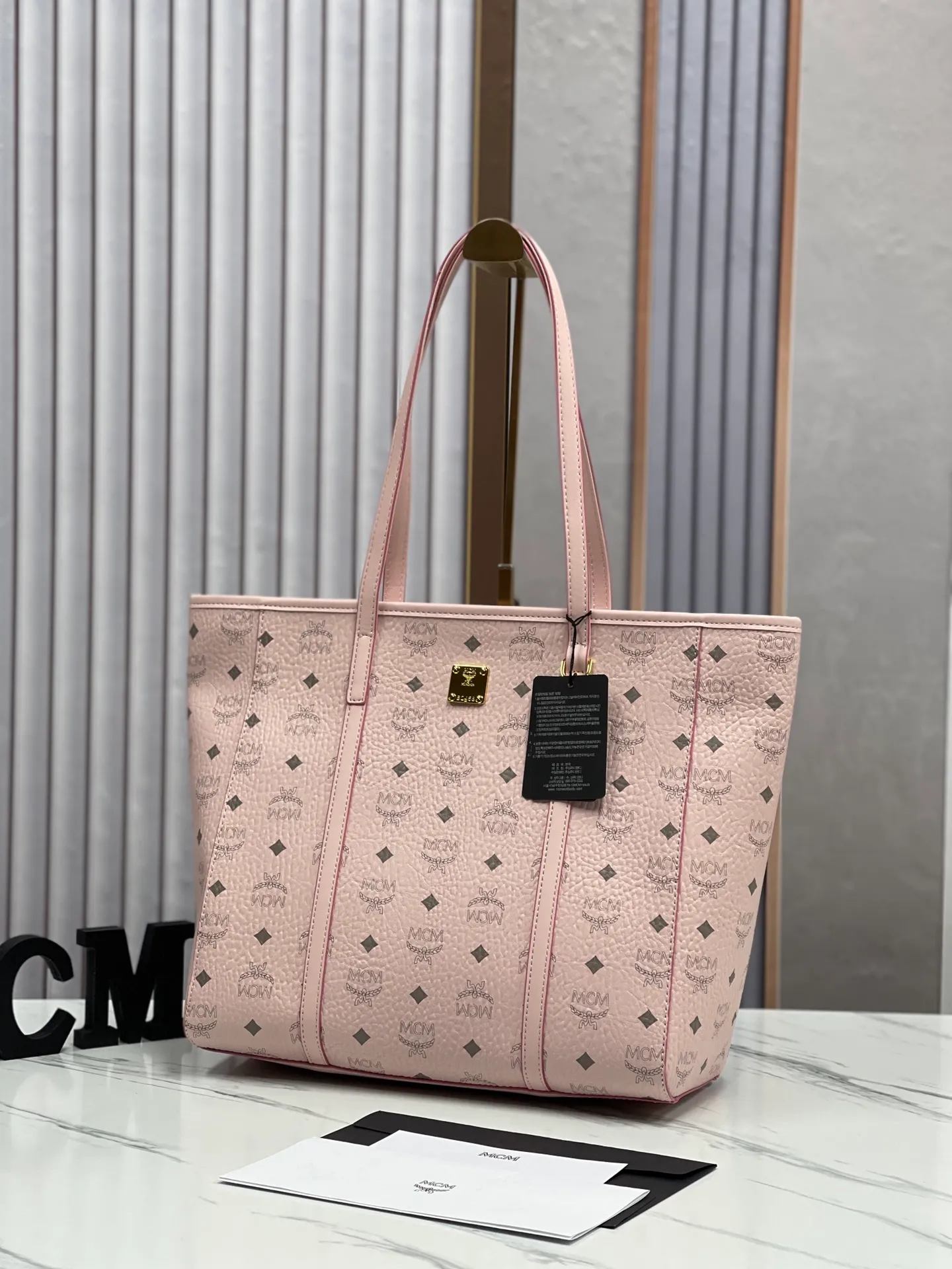 Batch 400💐MCM large shopping bag [New model launched] No gift box🎁Packaging Model 09. 🦁️Toni shopping bag is made of classic Visetos material and decorated with soft Nappa leather trim. The trapezoidal shape combines aesthetic features with strong practicality. Inside, the luxurious cotton canvas compartment is printed with a chain-link pattern inspired by traditional street fashion, and a top zip closure keeps belongings safe. Dimensions: 32 x 32 x 16.0 cm,