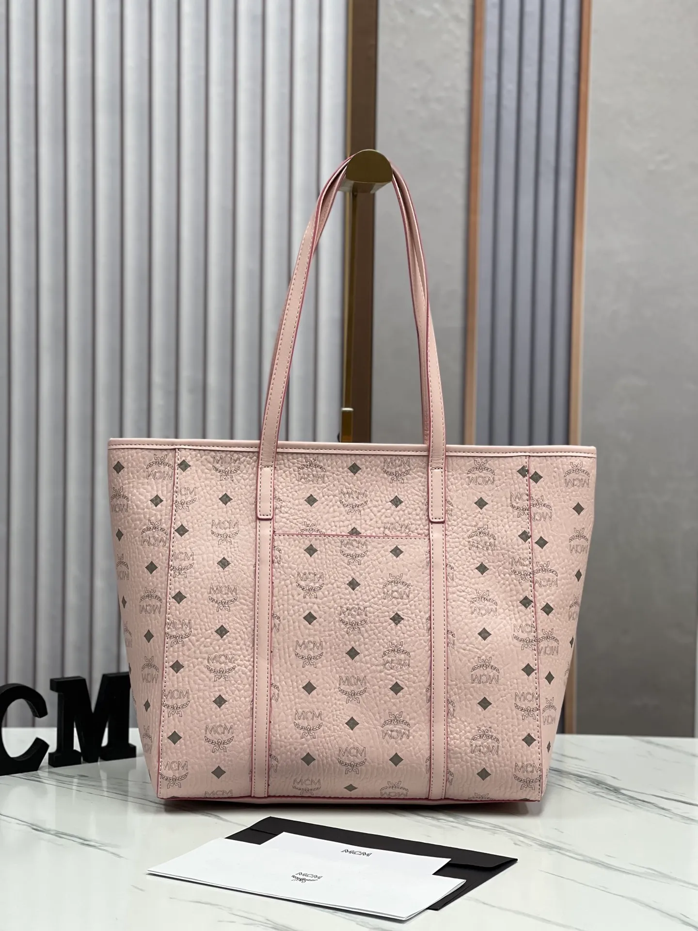 Batch 400💐MCM large shopping bag [New model launched] No gift box🎁Packaging Model 09. 🦁️Toni shopping bag is made of classic Visetos material and decorated with soft Nappa leather trim. The trapezoidal shape combines aesthetic features with strong practicality. Inside, the luxurious cotton canvas compartment is printed with a chain-link pattern inspired by traditional street fashion, and a top zip closure keeps belongings safe. Dimensions: 32 x 32 x 16.0 cm,