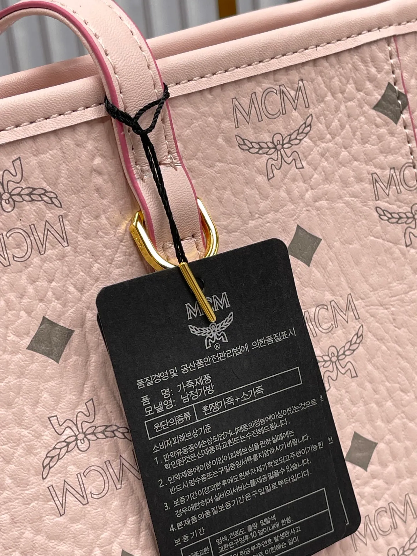 Batch 400💐MCM large shopping bag [New model launched] No gift box🎁Packaging Model 09. 🦁️Toni shopping bag is made of classic Visetos material and decorated with soft Nappa leather trim. The trapezoidal shape combines aesthetic features with strong practicality. Inside, the luxurious cotton canvas compartment is printed with a chain-link pattern inspired by traditional street fashion, and a top zip closure keeps belongings safe. Dimensions: 32 x 32 x 16.0 cm,