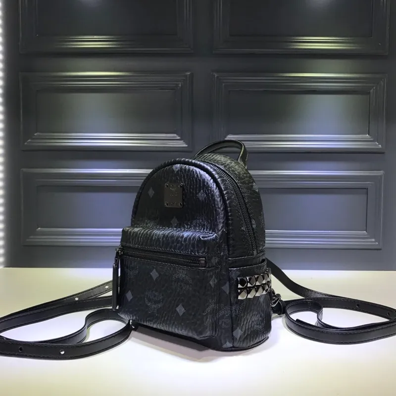 Batch 410💰M Home [actual photo taken with mobile phone] Original order super miniMCM Fashion Express #18 The new version of the metallic style is equipped with MCM side studs to create an addictive daily trendy product, showing the brand's neo-futuristic aesthetics; the side studs and classic patterns collide to create a classic and playful effect, which is hard to put down. 🌼Super mini size: 17*21*9cm🌷🌷