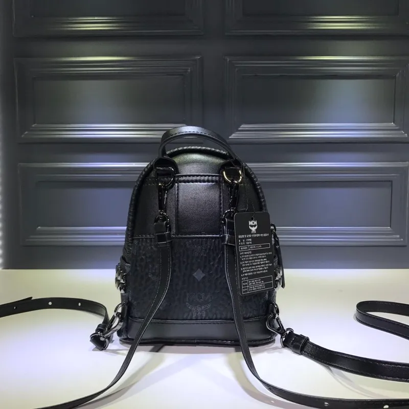Batch 410💰M Home [actual photo taken with mobile phone] Original order super miniMCM Fashion Express #18 The new version of the metallic style is equipped with MCM side studs to create an addictive daily trendy product, showing the brand's neo-futuristic aesthetics; the side studs and classic patterns collide to create a classic and playful effect, which is hard to put down. 🌼Super mini size: 17*21*9cm🌷🌷