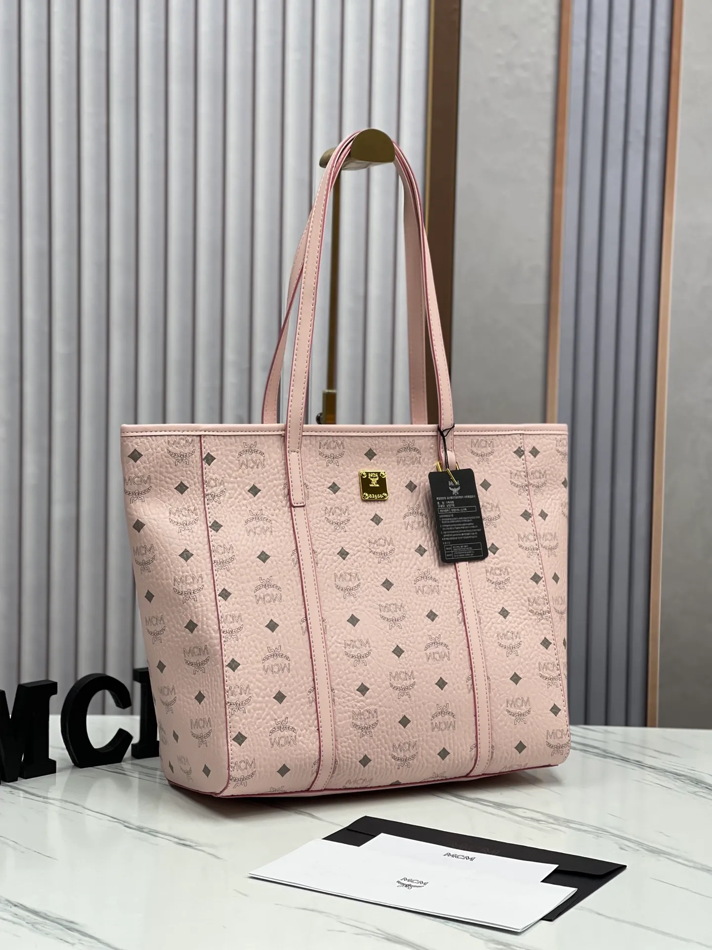 Batch 420💐MCM large shopping bag [New model launched] No gift box🎁Packaging Model 09. 🦁️Toni shopping bag is made of classic Visetos material and decorated with soft Nappa leather trim. The trapezoidal shape combines aesthetic features with strong practicality. Inside, the luxurious cotton canvas compartment is printed with a chain-link pattern inspired by traditional street fashion, and a top zip closure keeps belongings safe. Dimensions: 32 x 32 x 16.0 cm,