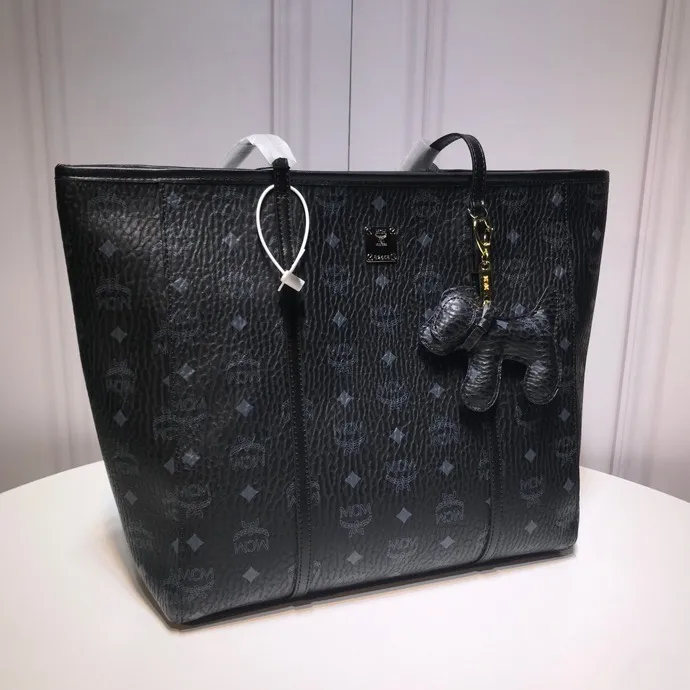 M Home 🔥Batch 380¥ Style number: 6718. ⚜️MCM⚜️🆕Toni Visetos shopping bag This Toni shopping bag🛍️ is made of classic Visetos material and decorated with soft Nappa leather trim. Its trapezoidal shape combines aesthetic features with strong practicality. The interior's luxurious cotton canvas compartments are printed with a chain link pattern inspired by ⚜️MCM⚜️ traditional street fashion, and a top zipper closure keeps belongings safe. Dimensions: 32x 32x 16🎫