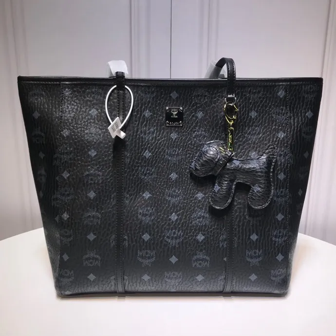 M Home 🔥Batch 380¥ Style number: 6718. ⚜️MCM⚜️🆕Toni Visetos shopping bag This Toni shopping bag🛍️ is made of classic Visetos material and decorated with soft Nappa leather trim. Its trapezoidal shape combines aesthetic features with strong practicality. The interior's luxurious cotton canvas compartments are printed with a chain link pattern inspired by ⚜️MCM⚜️ traditional street fashion, and a top zipper closure keeps belongings safe. Dimensions: 32x 32x 16🎫