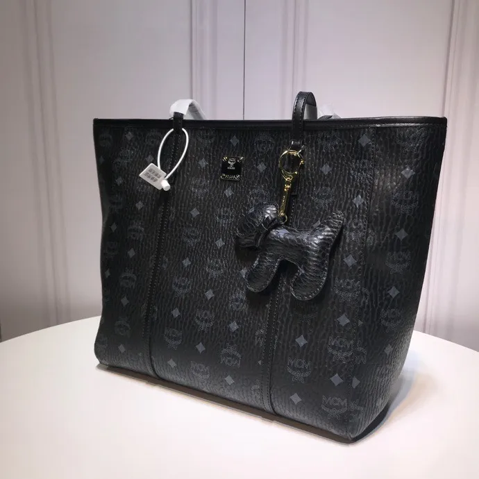 M Home 🔥Batch 380¥ Style number: 6718. ⚜️MCM⚜️🆕Toni Visetos shopping bag This Toni shopping bag🛍️ is made of classic Visetos material and decorated with soft Nappa leather trim. Its trapezoidal shape combines aesthetic features with strong practicality. The interior's luxurious cotton canvas compartments are printed with a chain link pattern inspired by ⚜️MCM⚜️ traditional street fashion, and a top zipper closure keeps belongings safe. Dimensions: 32x 32x 16🎫