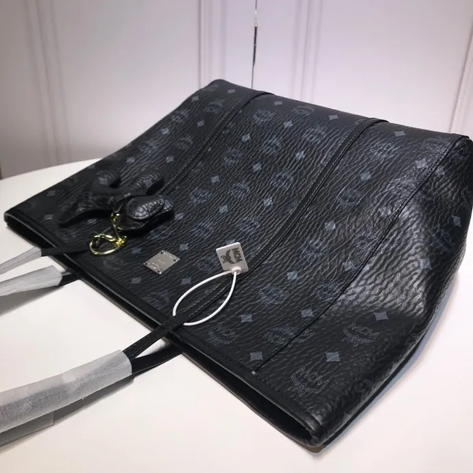M Home 🔥Batch 380¥ Style number: 6718. ⚜️MCM⚜️🆕Toni Visetos shopping bag This Toni shopping bag🛍️ is made of classic Visetos material and decorated with soft Nappa leather trim. Its trapezoidal shape combines aesthetic features with strong practicality. The interior's luxurious cotton canvas compartments are printed with a chain link pattern inspired by ⚜️MCM⚜️ traditional street fashion, and a top zipper closure keeps belongings safe. Dimensions: 32x 32x 16🎫