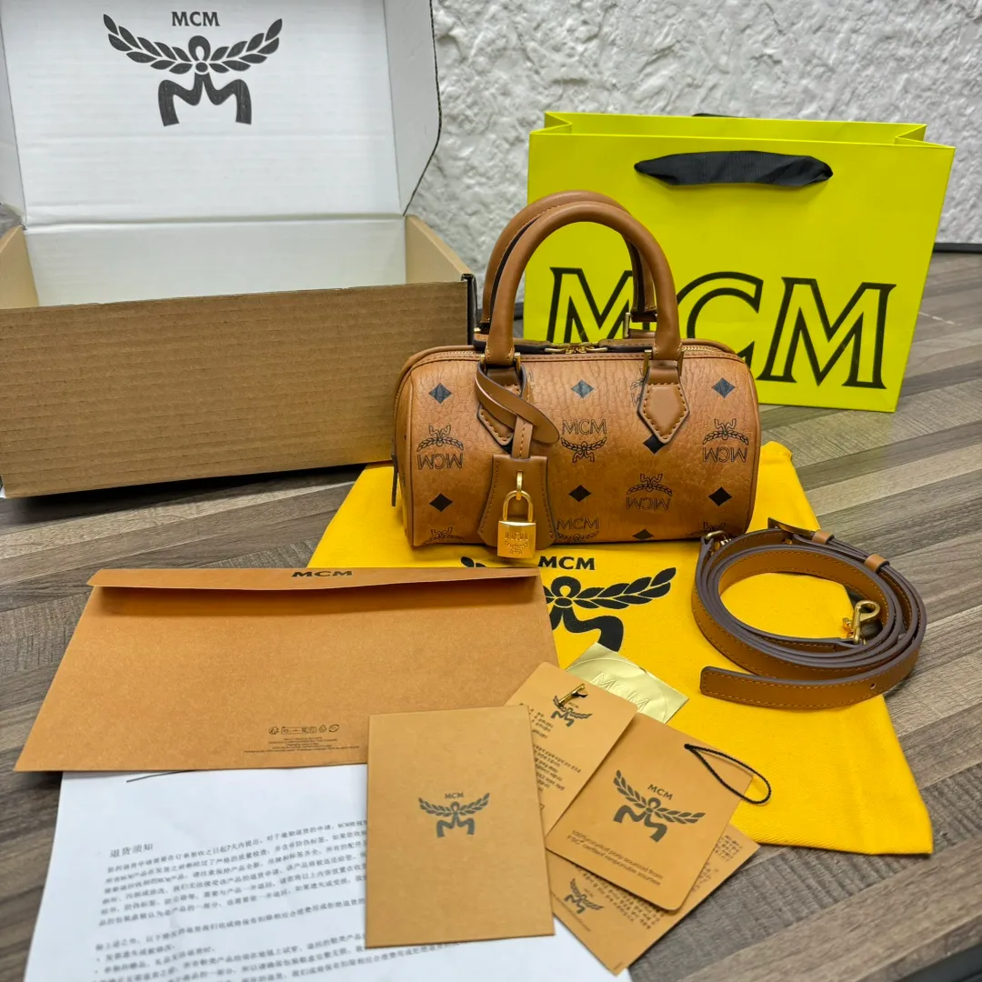 (Original order 💰520)𝗠𝗖𝗠 𝗘𝗹𝗹𝗮 𝗩𝗶𝘀𝗲𝘁𝗼𝘀🆕New Brown Mini#Boston Bag New Batch 520·CP Exclusive®️Brown Presbyopia Full Print This mini Ella Boston bag was born in the golden age of Munich and is a daily shoulder bag. The design of the leather tag and engraved logo metal padlock is inspired by the brand’s travel tradition and is directly taken from the brand’s classic suitcases.  Number: 1058 Mini Size: 18*9*9.5cm Shoulder strap: Adjustable 97-113cm Handle: Drop length 8cm Zipper: Two-way fully closed zipper Comes with airplane case