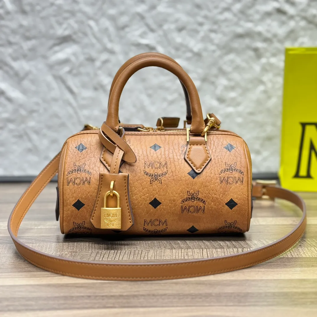 (Original order 💰520)𝗠𝗖𝗠 𝗘𝗹𝗹𝗮 𝗩𝗶𝘀𝗲𝘁𝗼𝘀🆕New Brown Mini#Boston Bag New Batch 520·CP Exclusive®️Brown Presbyopia Full Print This mini Ella Boston bag was born in the golden age of Munich and is a daily shoulder bag. The design of the leather tag and engraved logo metal padlock is inspired by the brand’s travel tradition and is directly taken from the brand’s classic suitcases.  Number: 1058 Mini Size: 18*9*9.5cm Shoulder strap: Adjustable 97-113cm Handle: Drop length 8cm Zipper: Two-way fully closed zipper Comes with airplane case