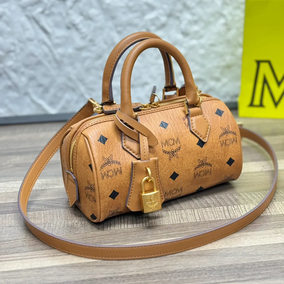 (Original order 💰520)𝗠𝗖𝗠 𝗘𝗹𝗹𝗮 𝗩𝗶𝘀𝗲𝘁𝗼𝘀🆕New Brown Mini#Boston Bag New Batch 520·CP Exclusive®️Brown Presbyopia Full Print This mini Ella Boston bag was born in the golden age of Munich and is a daily shoulder bag. The design of the leather tag and engraved logo metal padlock is inspired by the brand’s travel tradition and is directly taken from the brand’s classic suitcases.  Number: 1058 Mini Size: 18*9*9.5cm Shoulder strap: Adjustable 97-113cm Handle: Drop length 8cm Zipper: Two-way fully closed zipper Comes with airplane case