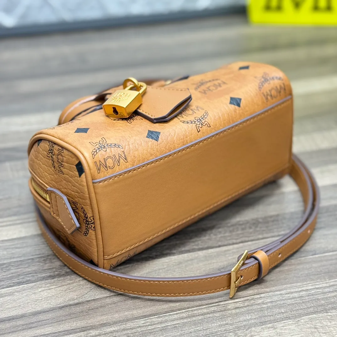 (Original order 💰520)𝗠𝗖𝗠 𝗘𝗹𝗹𝗮 𝗩𝗶𝘀𝗲𝘁𝗼𝘀🆕New Brown Mini#Boston Bag New Batch 520·CP Exclusive®️Brown Presbyopia Full Print This mini Ella Boston bag was born in the golden age of Munich and is a daily shoulder bag. The design of the leather tag and engraved logo metal padlock is inspired by the brand’s travel tradition and is directly taken from the brand’s classic suitcases.  Number: 1058 Mini Size: 18*9*9.5cm Shoulder strap: Adjustable 97-113cm Handle: Drop length 8cm Zipper: Two-way fully closed zipper Comes with airplane case