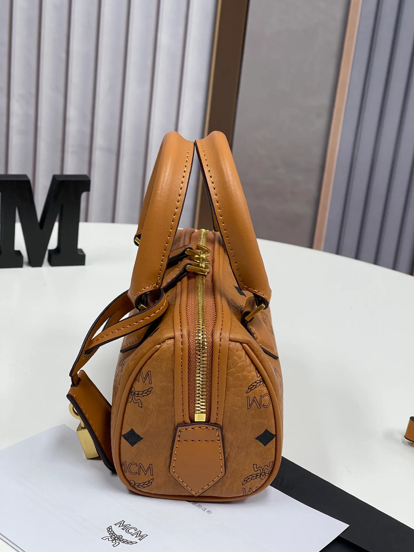 Batch 400💰MCM's new upgrade✈️New Boston mini pillow bag💐with gift box🎁Packaging [Exclusive real shot] Model: 701 Mini Boston With leather tag and engraved logo metal padlock, this Boston handbag is made of classic Visetos materials, which pays tribute to MCM's roots in travel. Its shape is reminiscent of a weekender bag, with clean lines and an extended zipper for easy opening. The workmanship is fine and meticulous. Size: 18*9.5cm