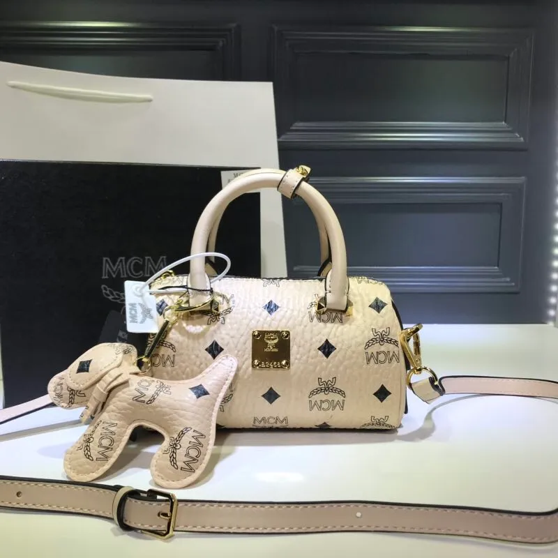 Batch 360💰Exclusive MCM classic 💐Mini pillow with dog pendant】With gorgeous lines and easily detachable practical long and short chain double shoulder straps, Patricia’s classic reappearance... makes people excited. This cross-body bag is professionally crafted with Visetos printing coating, making it classic and timeless. It uses 3D silk screen printing technology. Quite a head turner. Comes with gift box packaging. Size: 🌺8.5X10.5X18.5🔥🔥🔥