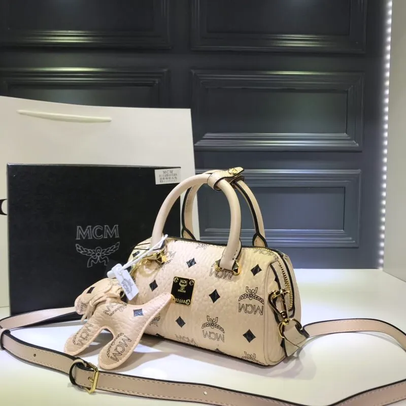 Batch 360💰Exclusive MCM classic 💐Mini pillow with dog pendant】With gorgeous lines and easily detachable practical long and short chain double shoulder straps, Patricia’s classic reappearance... makes people excited. This cross-body bag is professionally crafted with Visetos printing coating, making it classic and timeless. It uses 3D silk screen printing technology. Quite a head turner. Comes with gift box packaging. Size: 🌺8.5X10.5X18.5🔥🔥🔥