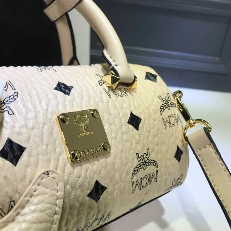 Batch 360💰Exclusive MCM classic 💐Mini pillow with dog pendant】With gorgeous lines and easily detachable practical long and short chain double shoulder straps, Patricia’s classic reappearance... makes people excited. This cross-body bag is professionally crafted with Visetos printing coating, making it classic and timeless. It uses 3D silk screen printing technology. Quite a head turner. Comes with gift box packaging. Size: 🌺8.5X10.5X18.5🔥🔥🔥