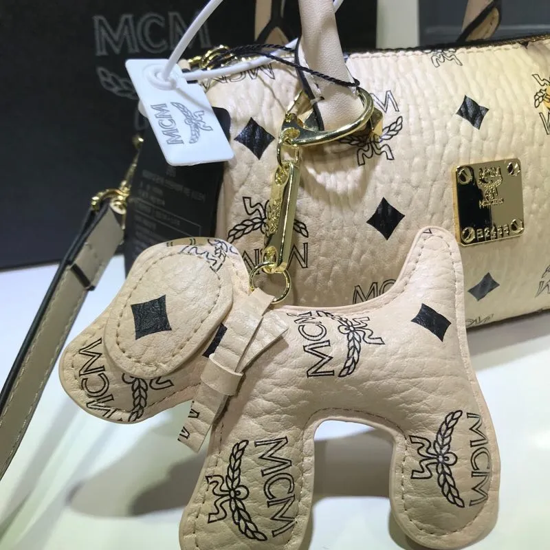 Batch 360💰Exclusive MCM classic 💐Mini pillow with dog pendant】With gorgeous lines and easily detachable practical long and short chain double shoulder straps, Patricia’s classic reappearance... makes people excited. This cross-body bag is professionally crafted with Visetos printing coating, making it classic and timeless. It uses 3D silk screen printing technology. Quite a head turner. Comes with gift box packaging. Size: 🌺8.5X10.5X18.5🔥🔥🔥